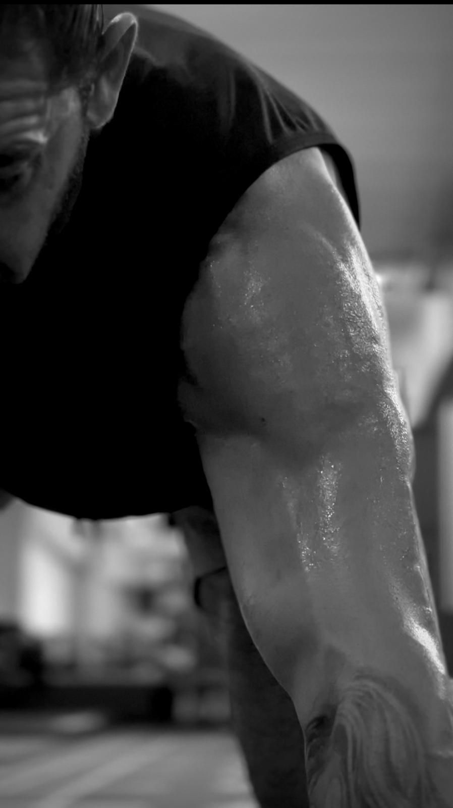 Nahaufnahme von Jürgen Wüsts Arm und Schulter im Training, Schwarz-Weiß