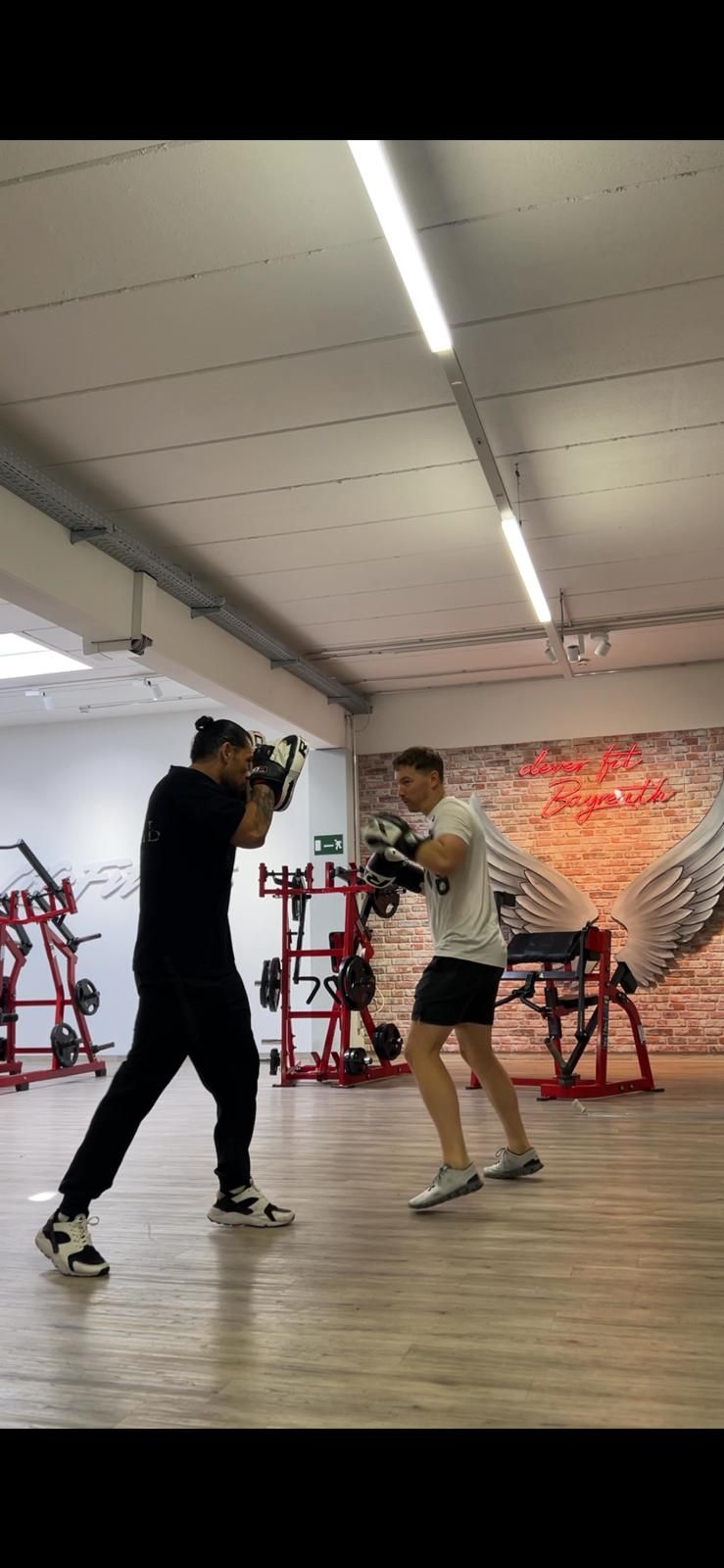 Enzo P. beim Boxtraining mit Coach Wüst im Studio