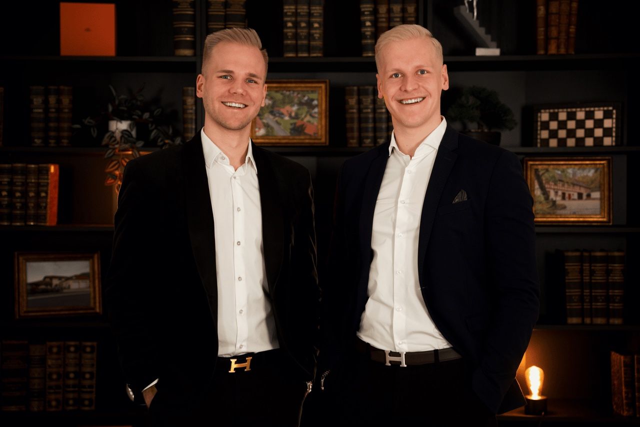 Die Brüder Robin und Marvin D., Unternehmer aus Bayreuth, im Anzug